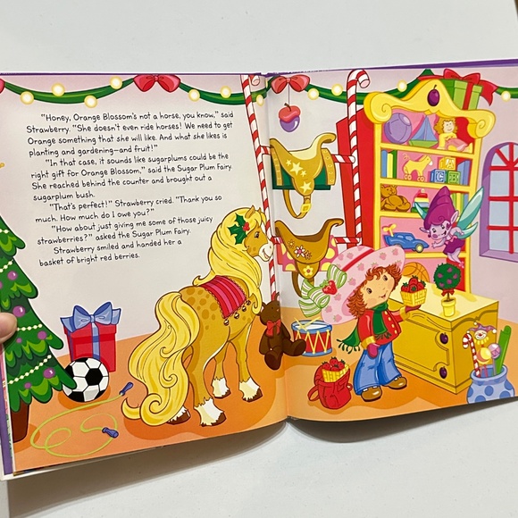 Vintage 2003 Strawberry Shortcake's Berry Merry Christmas Book with Hard Cover - Picture 13 of 15